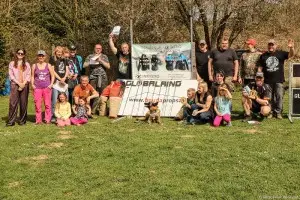 Společná fotografie účastníků závodů Globalring 2026 na cvičišti ve Strmilově