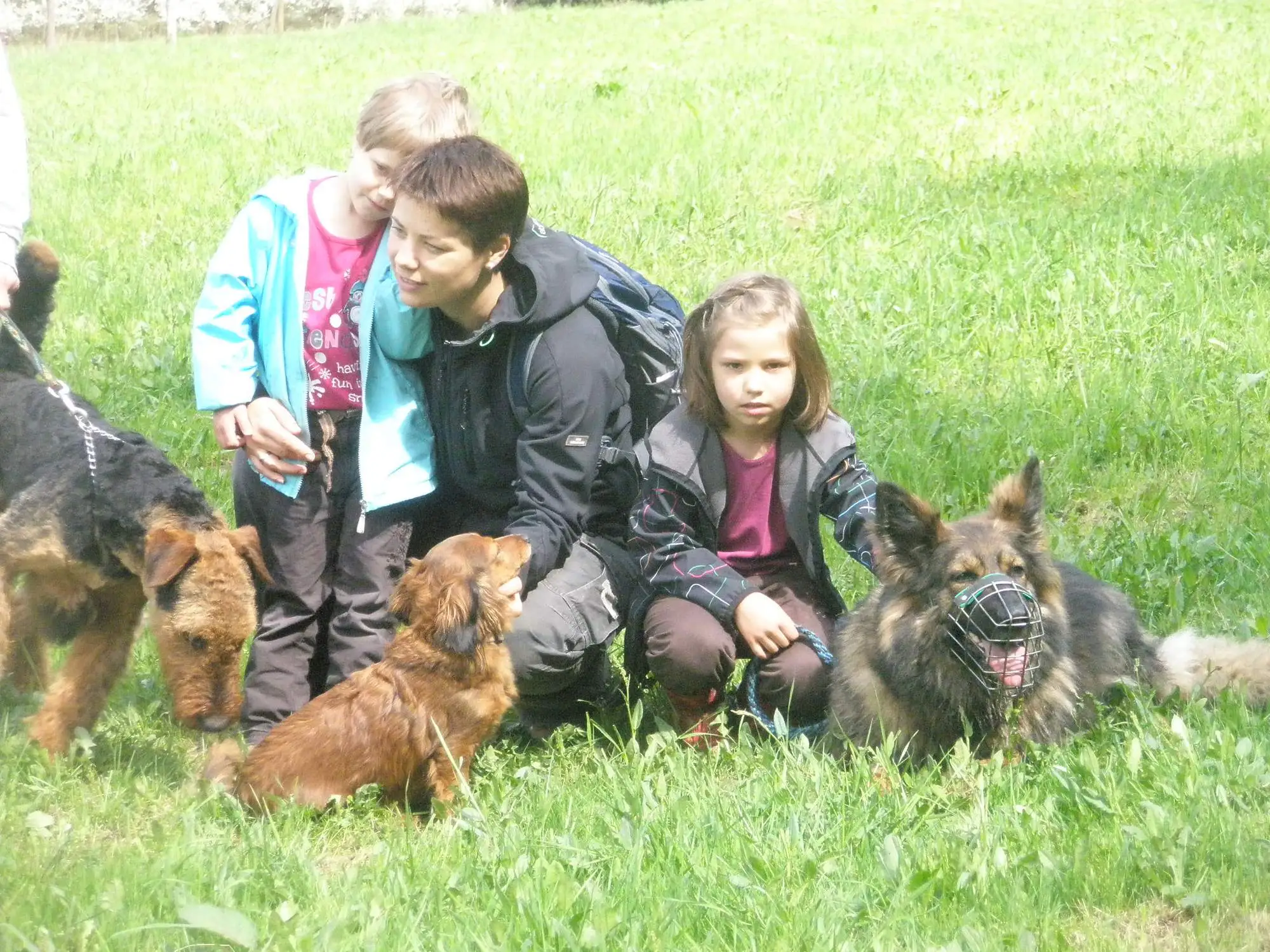 Rodina se psy na jarním pochodu KK Strmilov